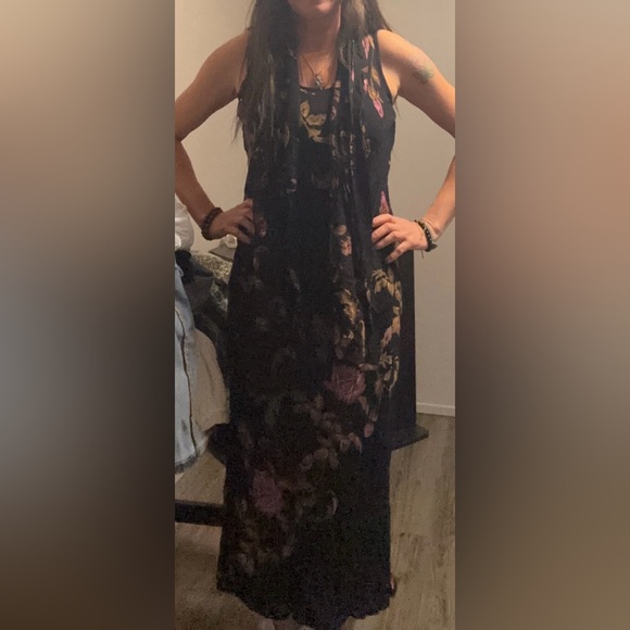 Floral Maxi Dress w/ Matching Scarf
Black and Pink Women's Maxi Dress
Sz. M - Picture 11 of 12